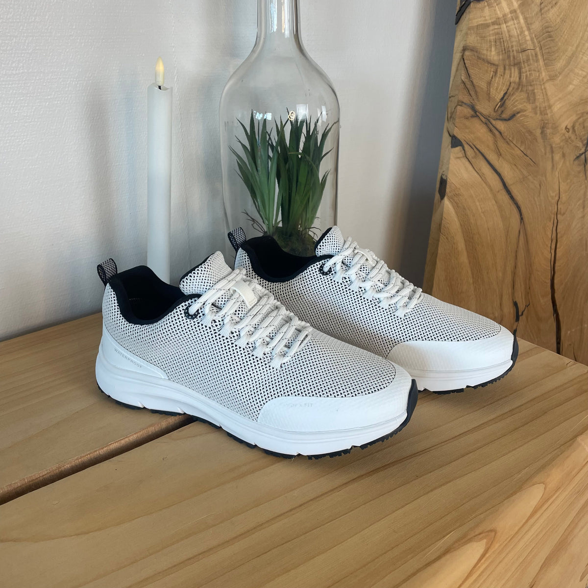 Vandafvisende komfort sneaker i hvid med skridhæmmende sål