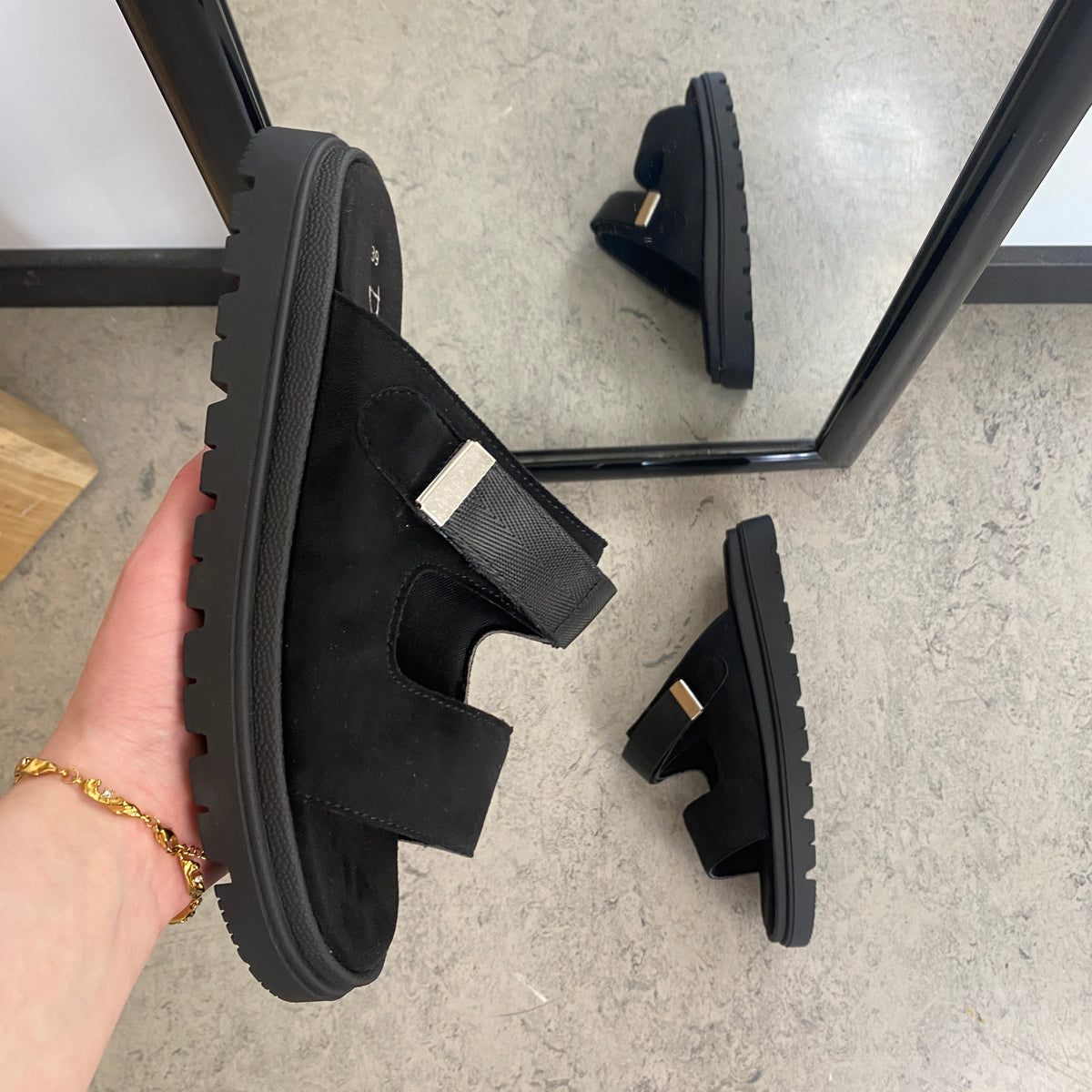 Sort Duffy sandal med justerbar rem & blød komfort