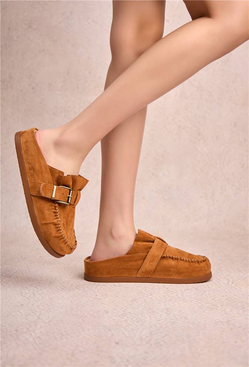 Loafer i ruskind med spænde og plisserede ruskindsdetaljer i camel