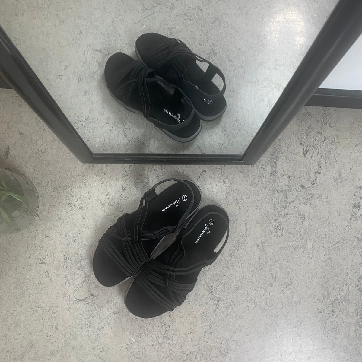 Sort sandal med elastikremme – klassisk model med blød skumsål