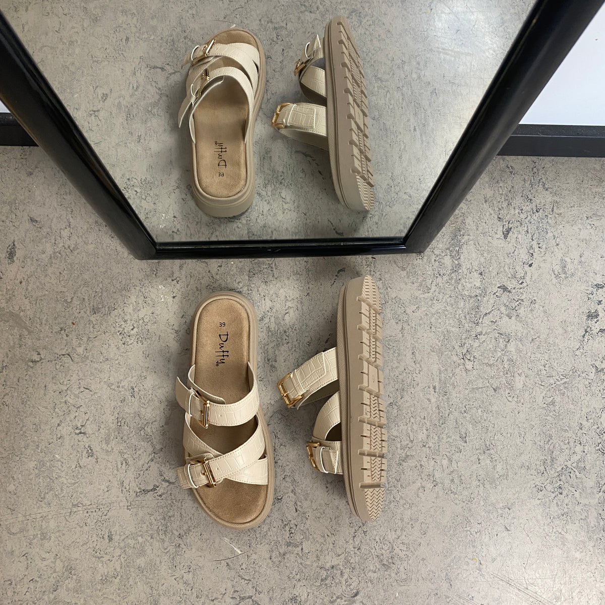 Beige komfortabel sandal med justerbare remme & stabil sål