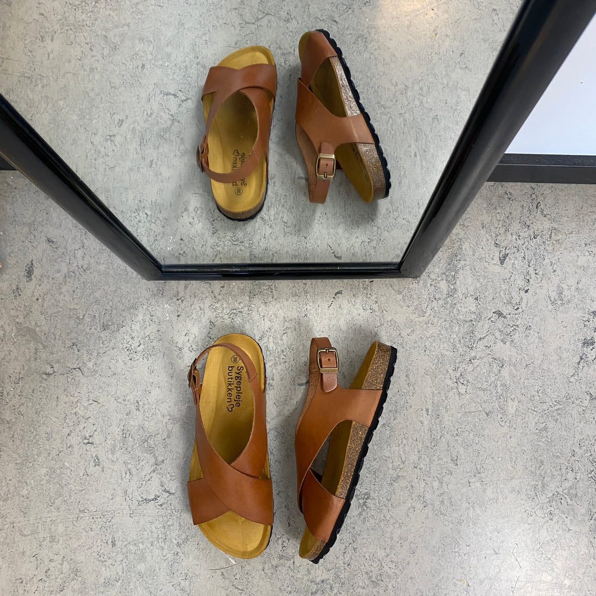 Brun sandal i glat skind med krydsremme & bagrem | Sygeplejebutikken