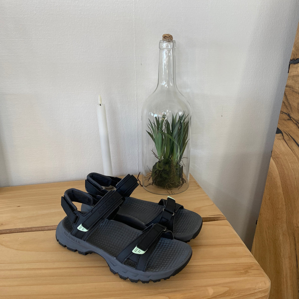 Sort Merrell sandal med stødabsorberende komfort til aktiv hverdag