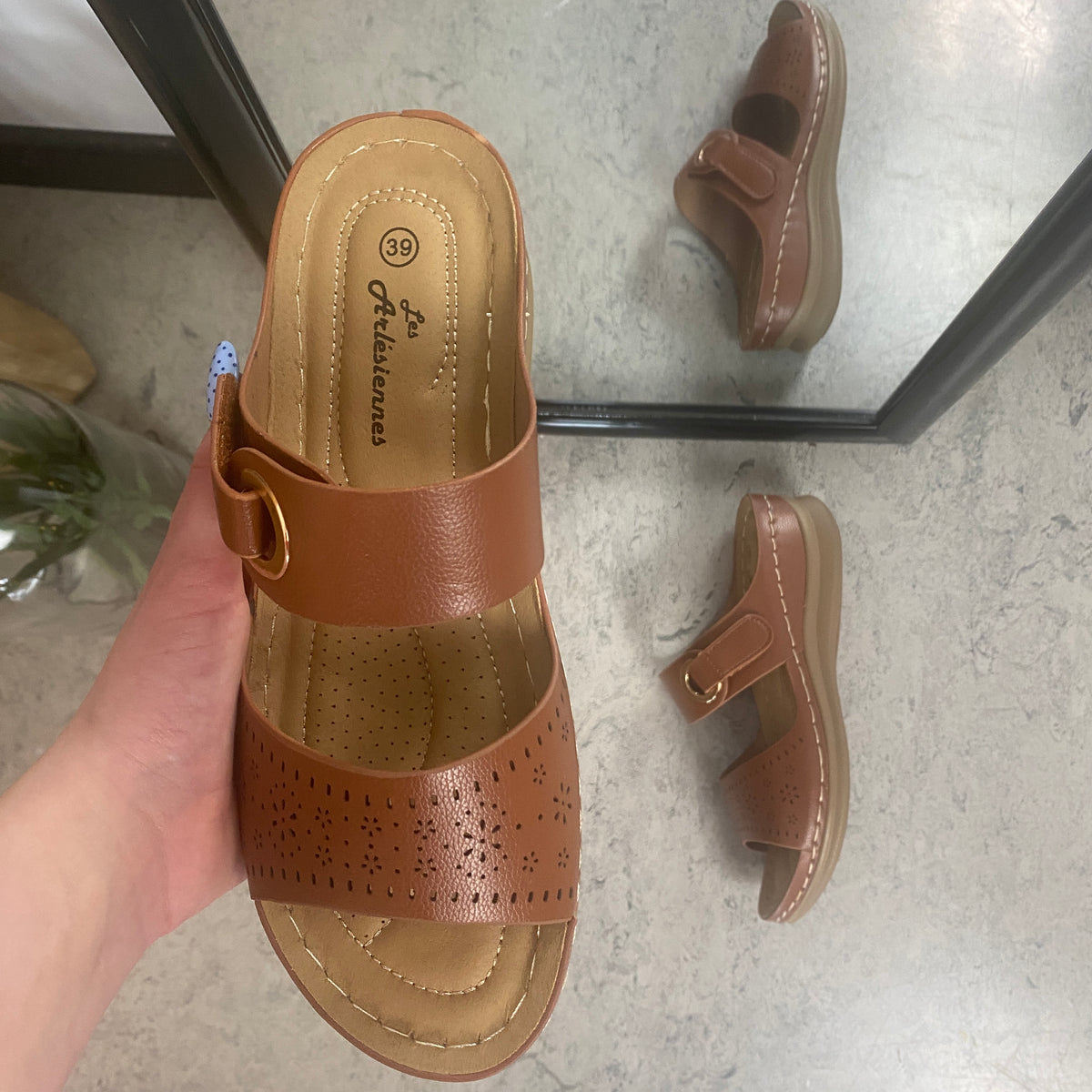 Brun slip on sandal med velcrorem – varm nuance & feminin silhuet