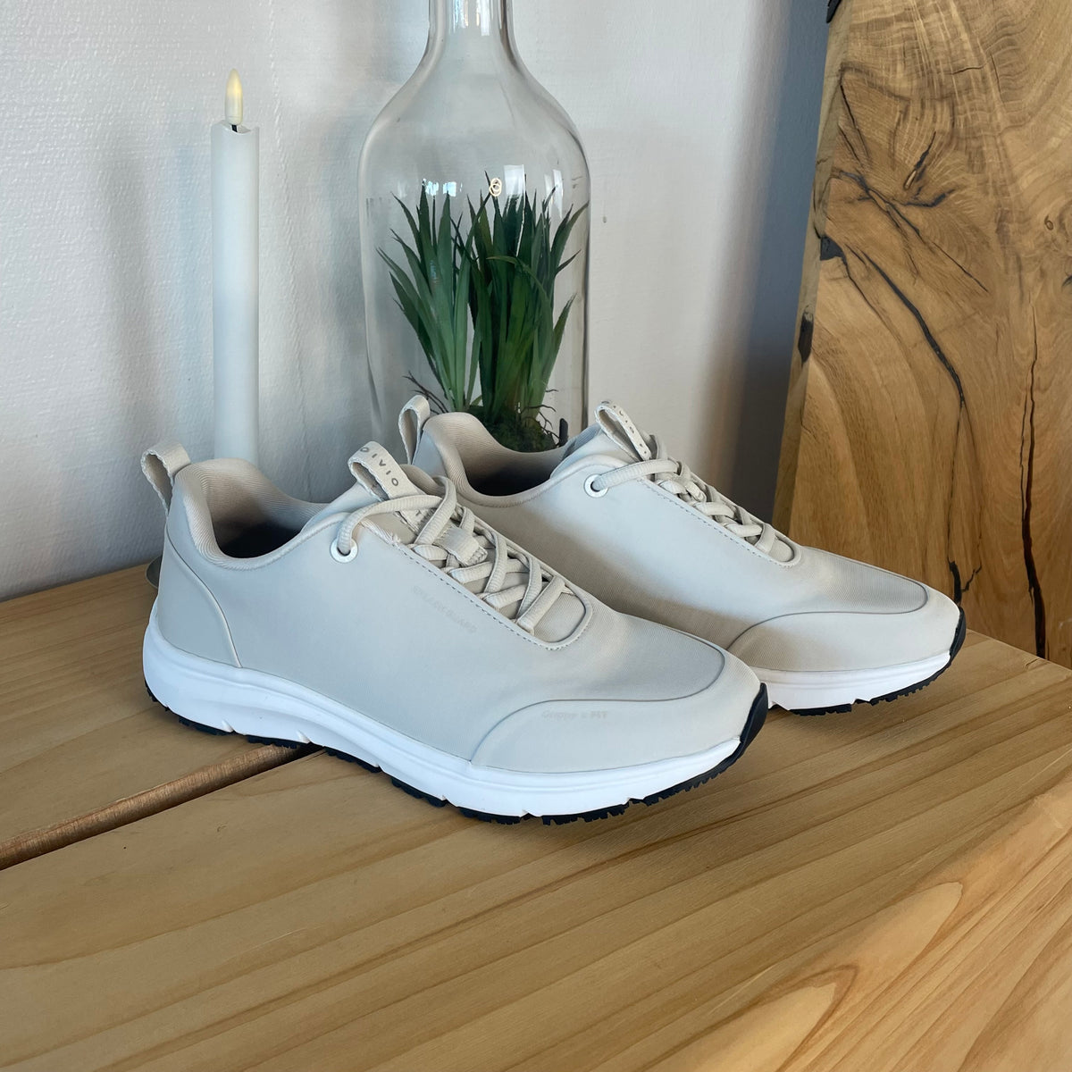 Hvid komfort sneaker med skridhæmmende sål & vandtæt membran