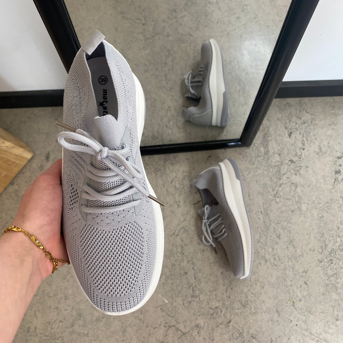 Grå slip-on letvægts sneaker i åndbart strik