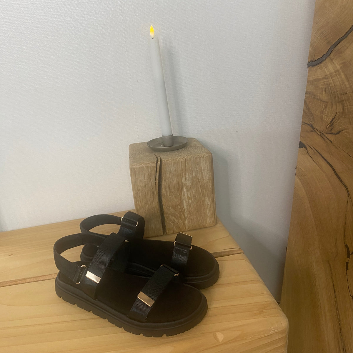 Sort sandal med justerbare remme & komfortabel sål