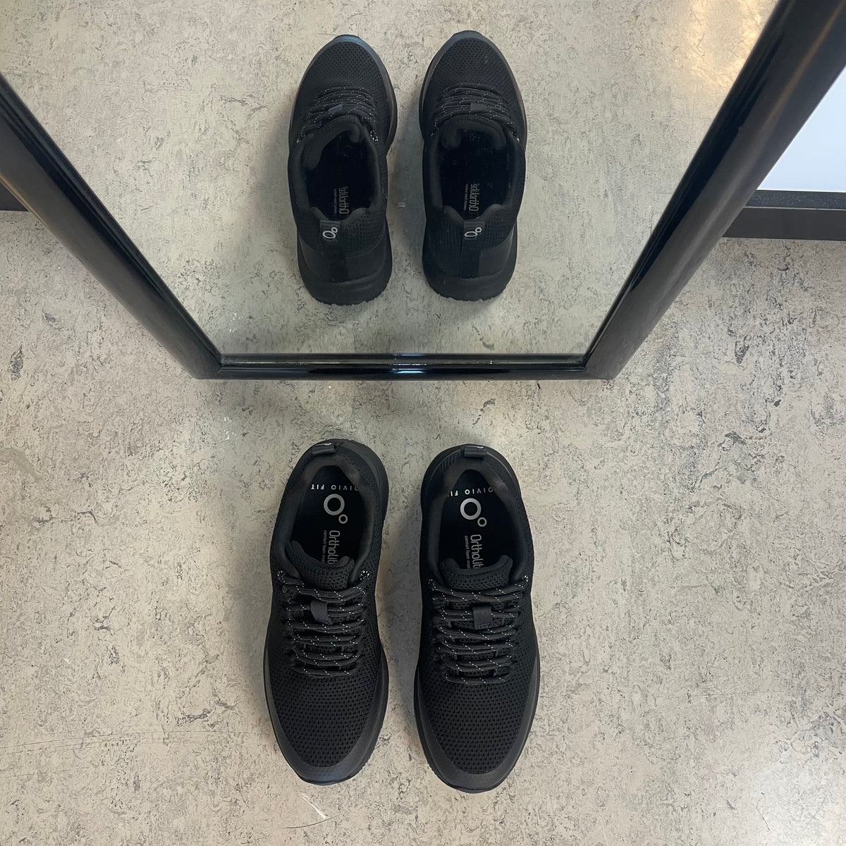 Vandafvisende komfort sneaker i sort med skridhæmmende sål