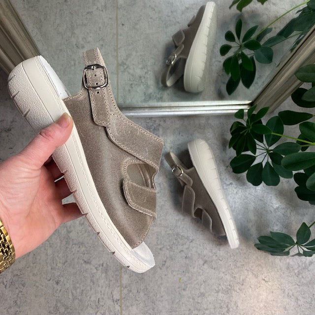 Bred ortopædisk sandal i beige med velcro og ekstra plads til knyster