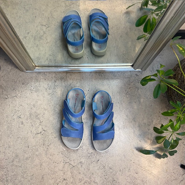 Elegant blå skindsandal med justerbare remme