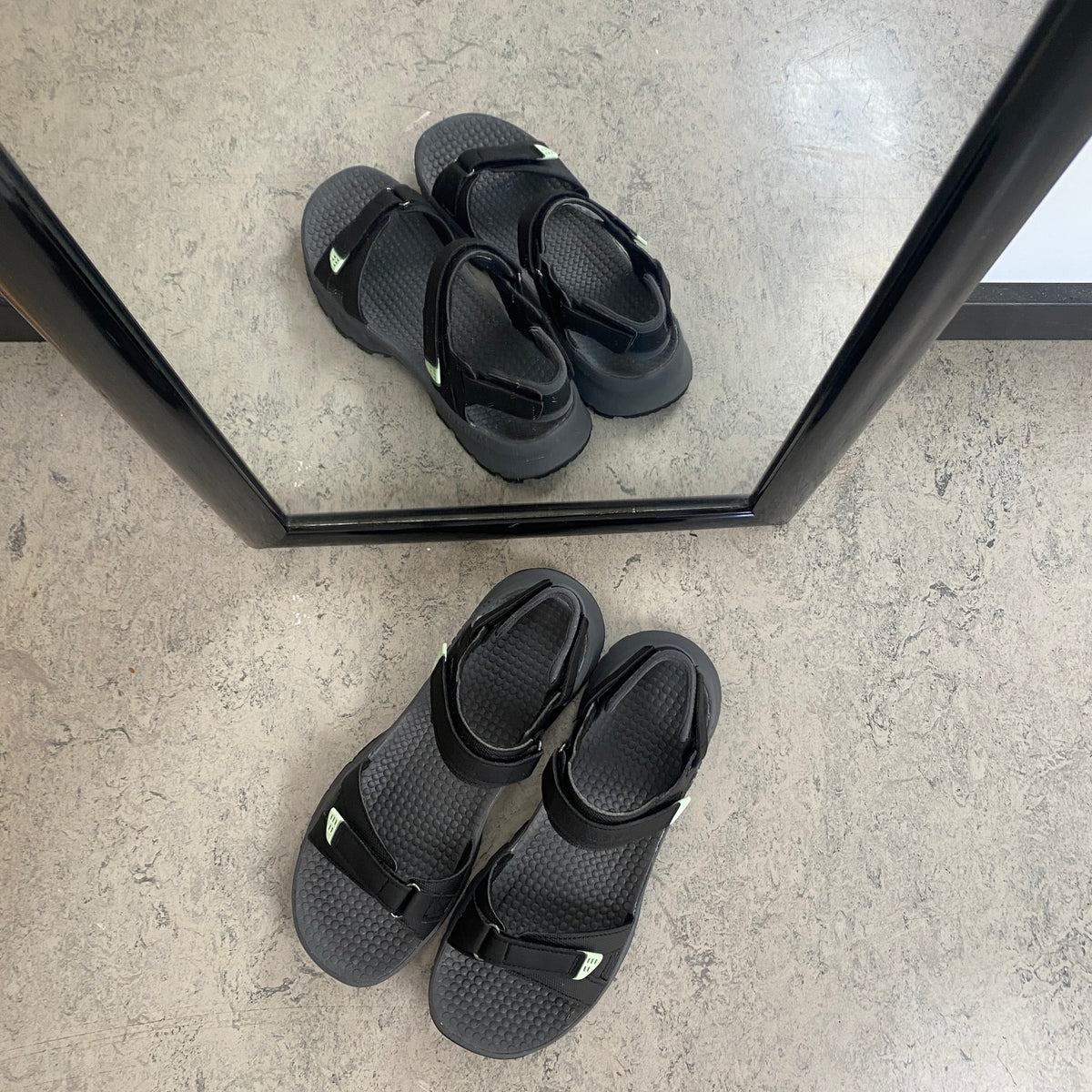 Sort Merrell sandal med stødabsorberende komfort til aktiv hverdag