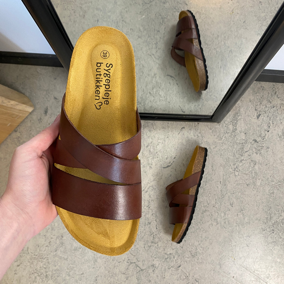 Slip on sandal i brun glat skind med krydsremme – komfort & støtte