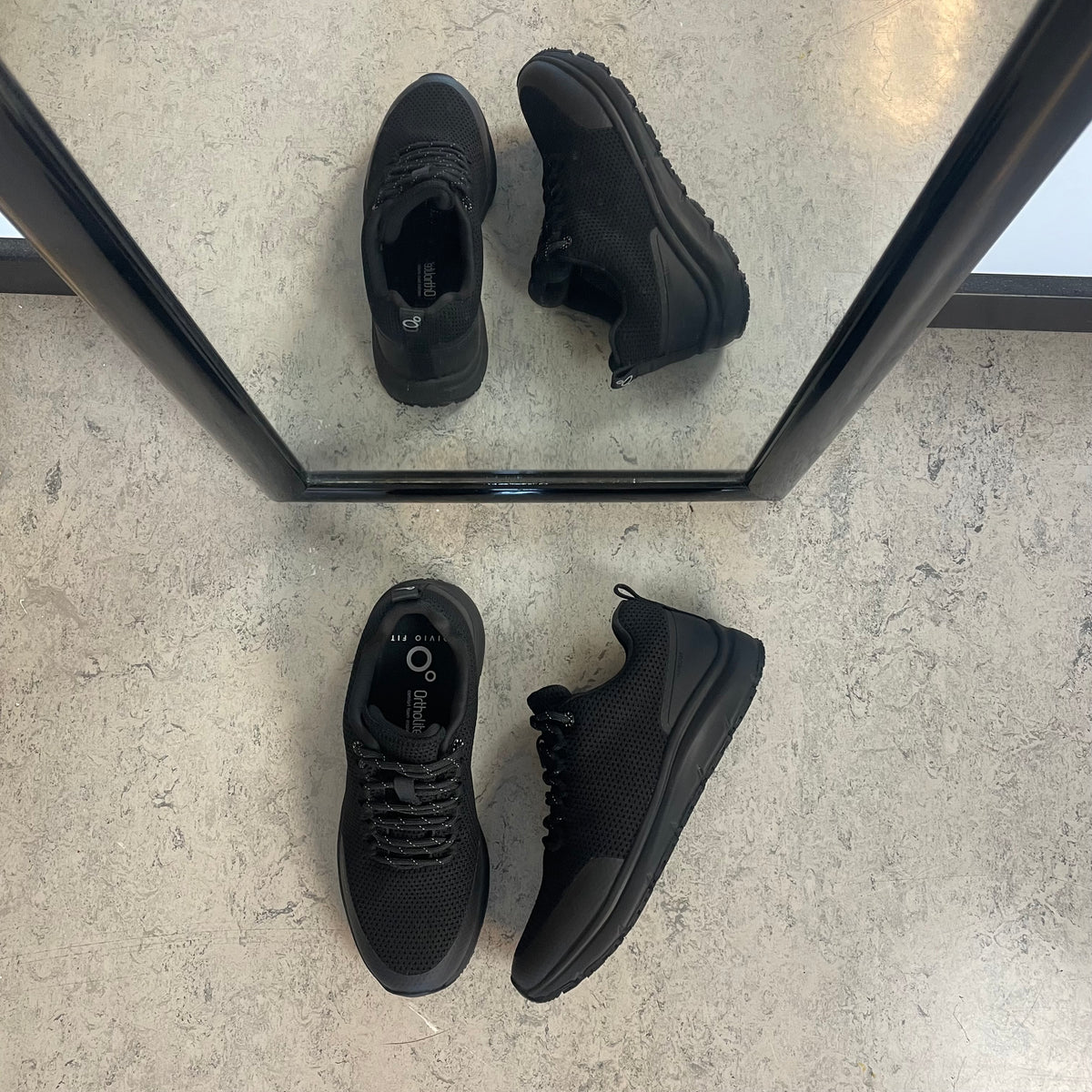 Vandafvisende komfort sneaker i sort med skridhæmmende sål