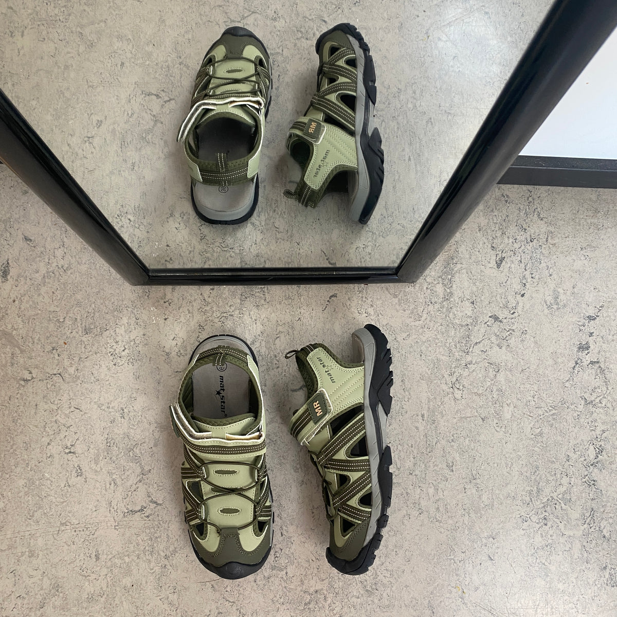 Robust vandresandal i khaki med god støtte