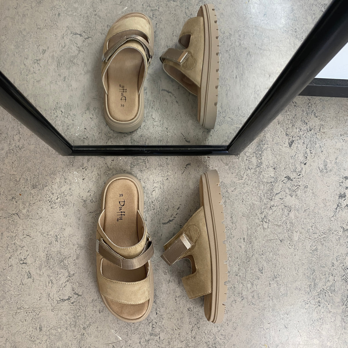 Beige sandal med justerbar rem & blød komfort