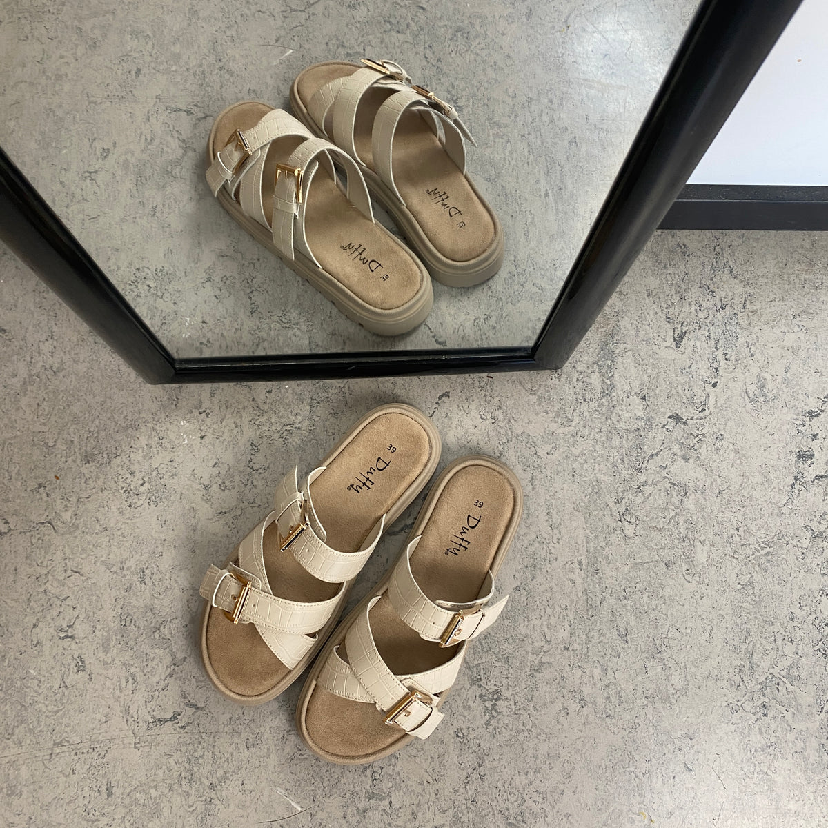 Beige komfortabel sandal med justerbare remme & stabil sål