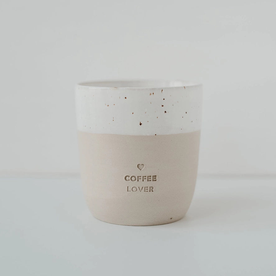 Håndlavet keramik krus uden hank – med indgraveret tekst Coffee Lover