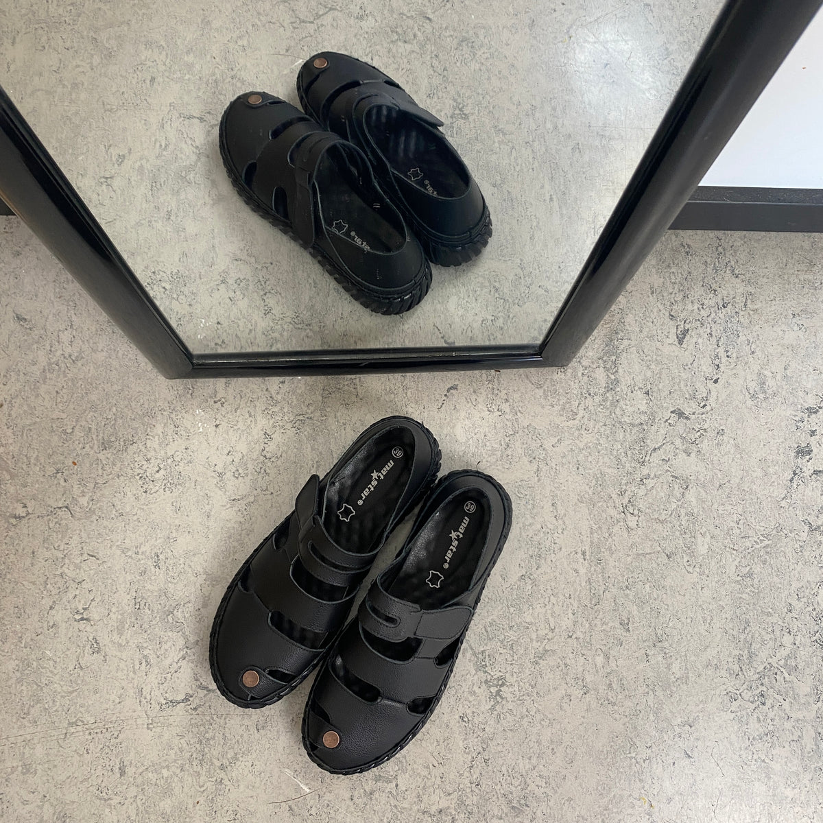 Sort komfort sandal med lukket tå & fleksibel sål