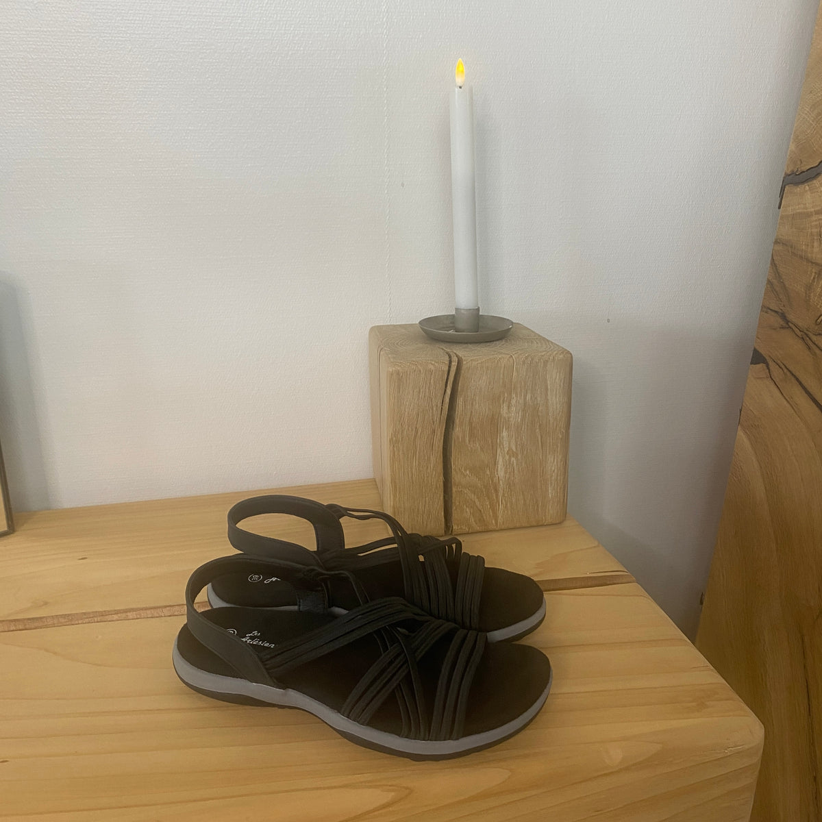 Sort sandal med elastikremme – klassisk model med blød skumsål
