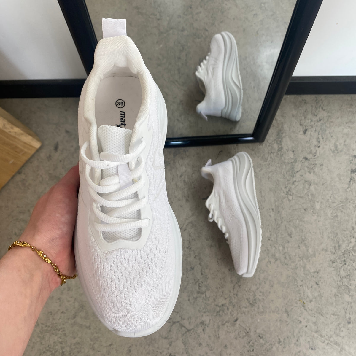Hvid letvægts sneaker med stødabsorbering & åndbart mesh