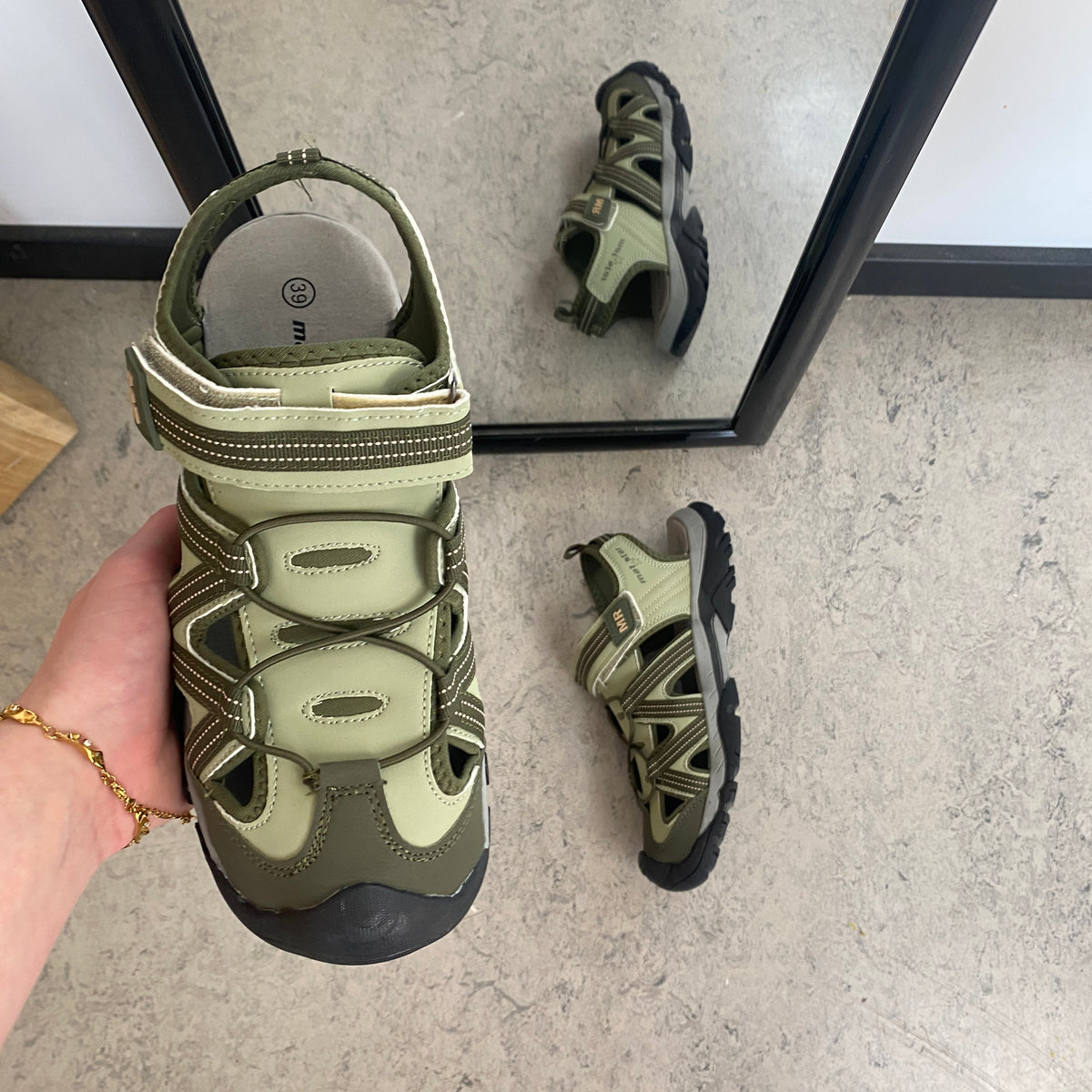Robust vandresandal i khaki med god støtte