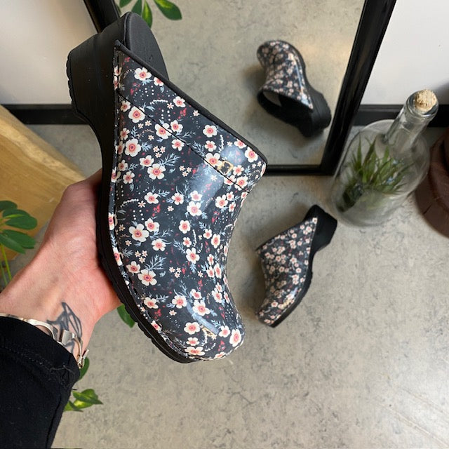 Sanita tøffel-træsko med sort/hvide blomster