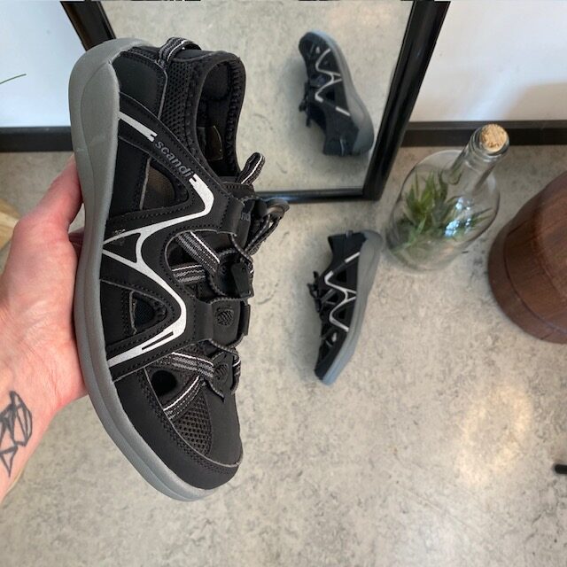Lukket trekkingsandal i sort – Komfort og funktion i et diskret look