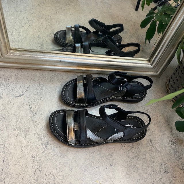 Sort skindsandal med tre remme og metallic detaljer fra Relaxshoe