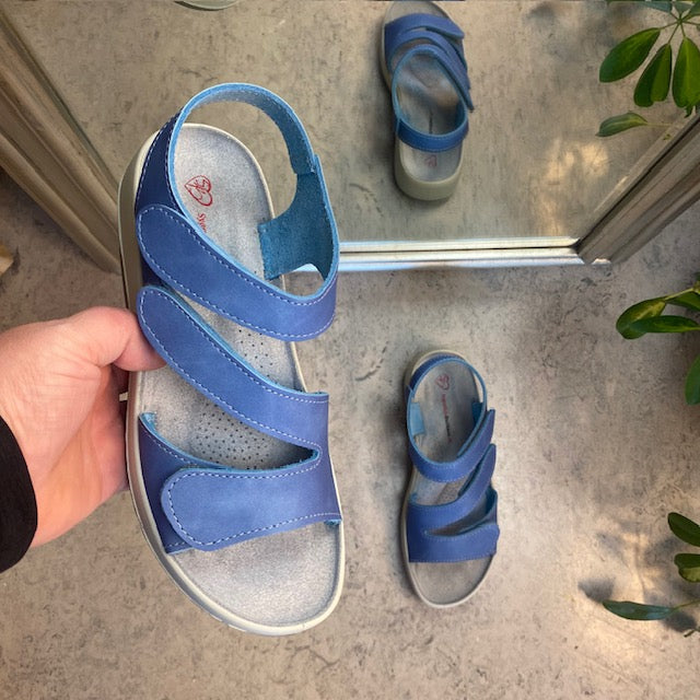 Elegant blå skindsandal med justerbare remme