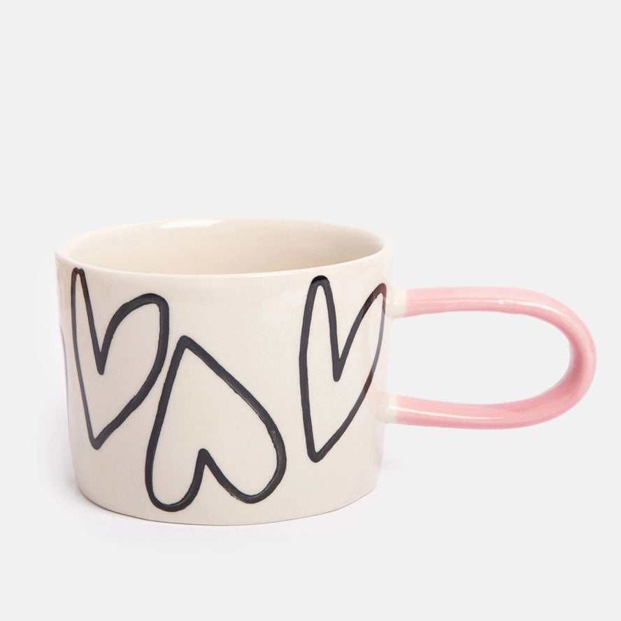 Krus med håndtegnede hjerter og lyserød hank