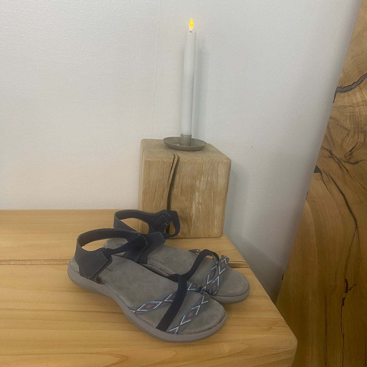 Navy sandal med elastikremme & velcro – rolig & maritim stil