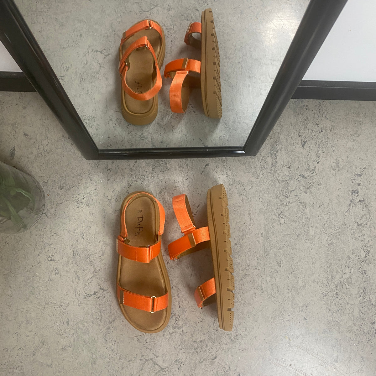 Orange sandal med justerbare remme & komfortabel sål