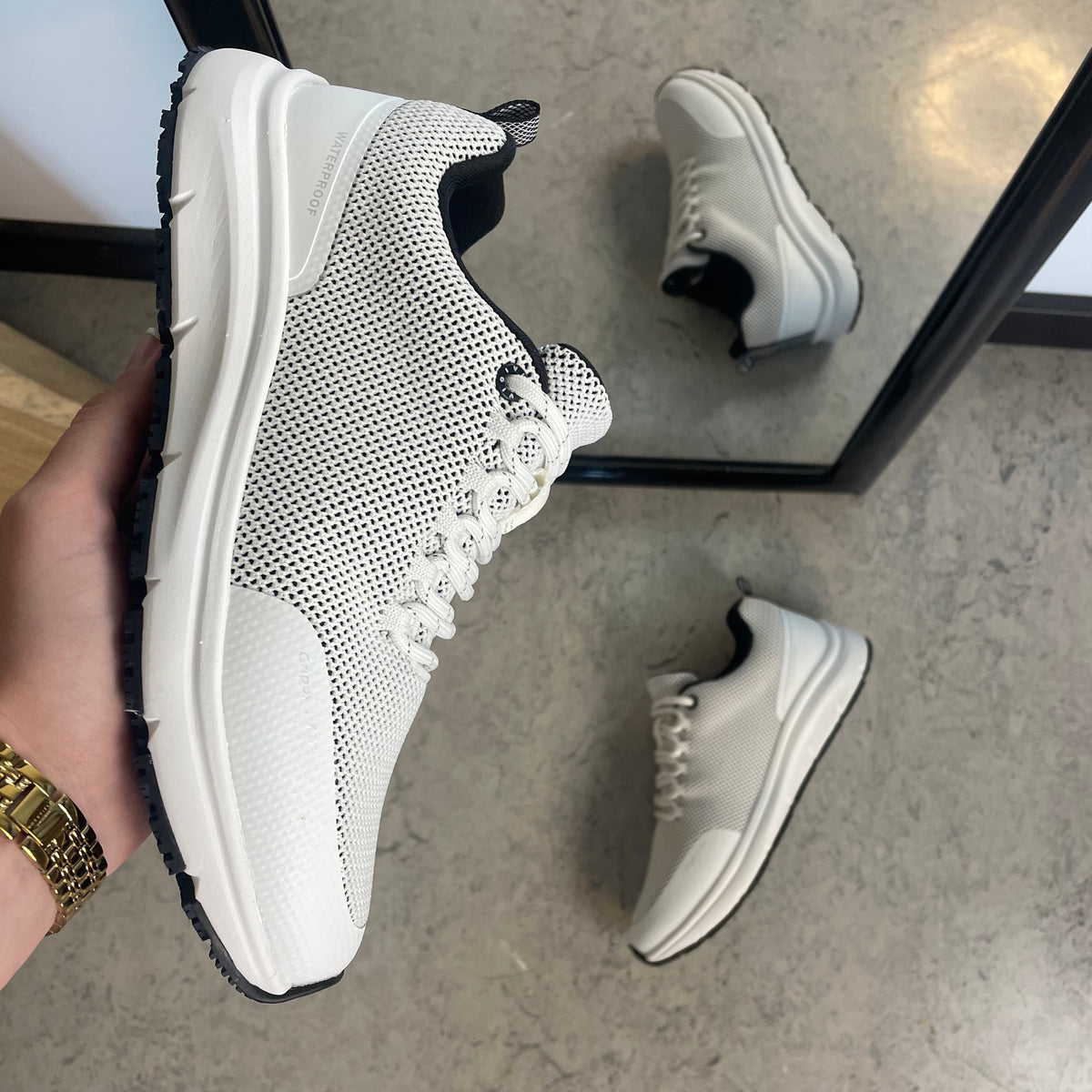 Vandafvisende komfort sneaker i hvid med skridhæmmende sål