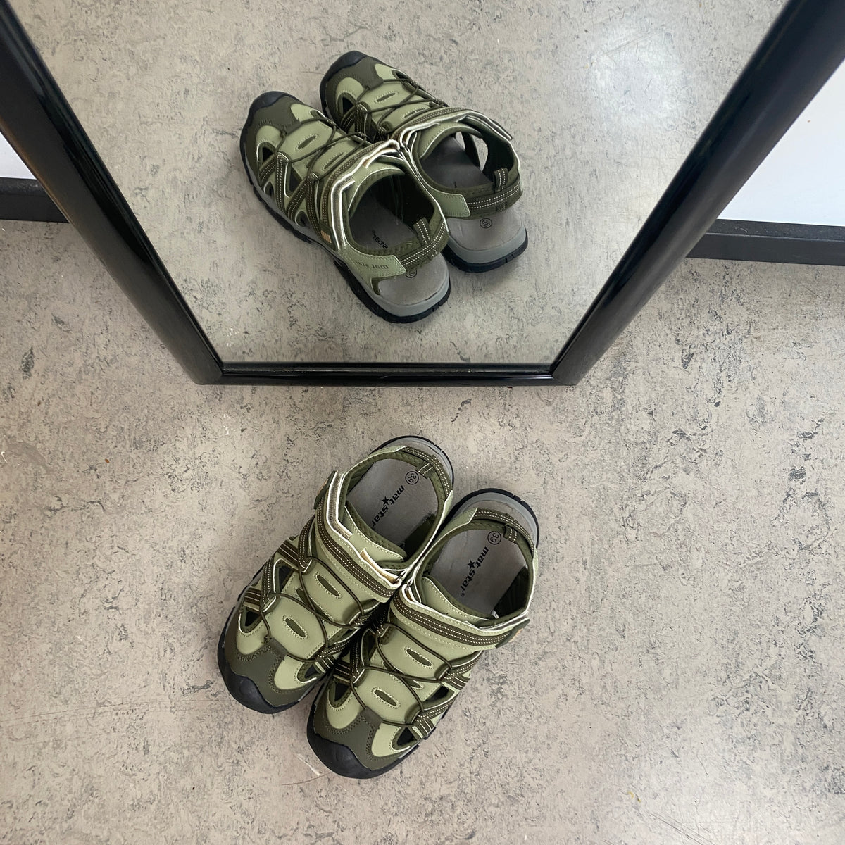 Robust vandresandal i khaki med god støtte