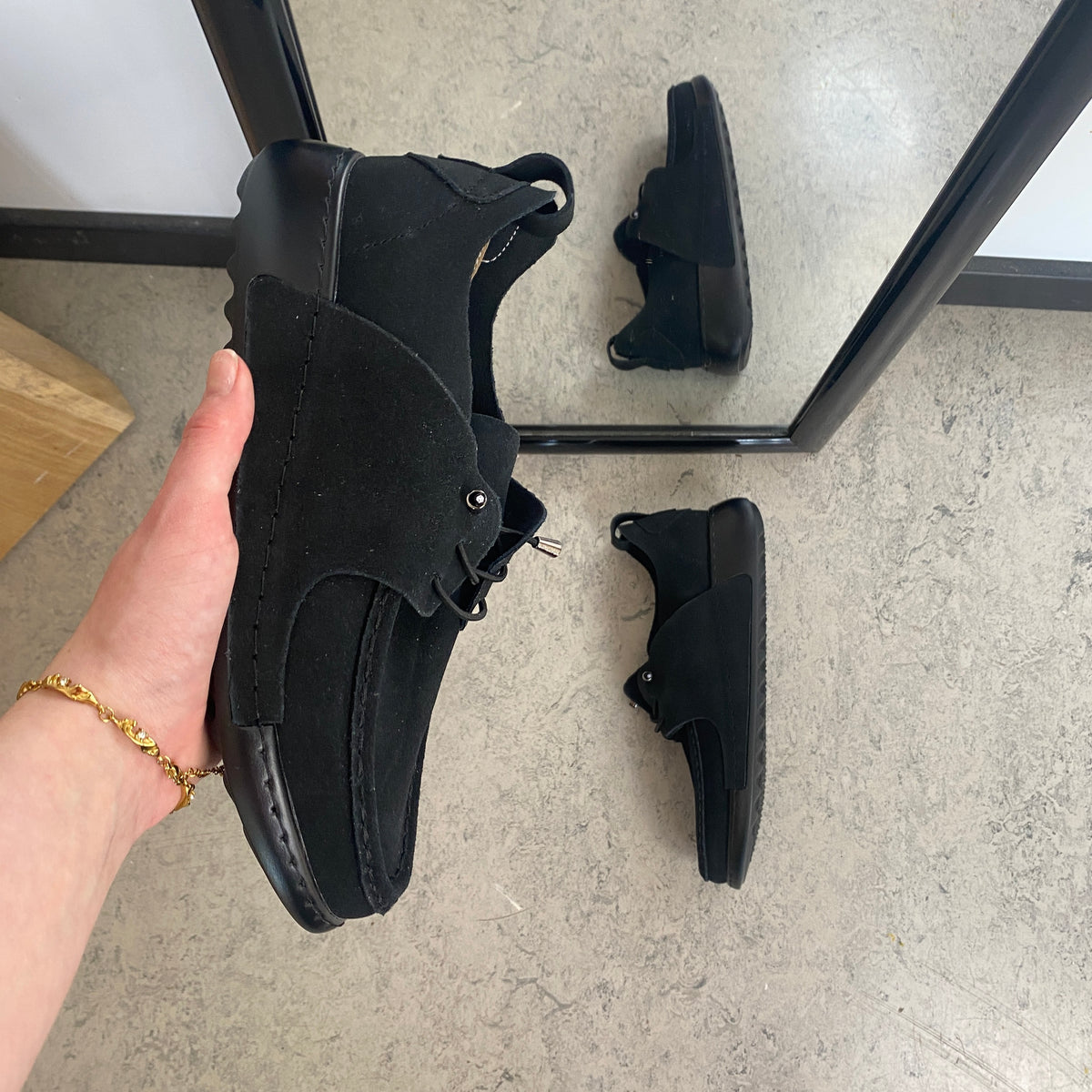 Sort slip-on sko i blød ruskind med fleksibel sål