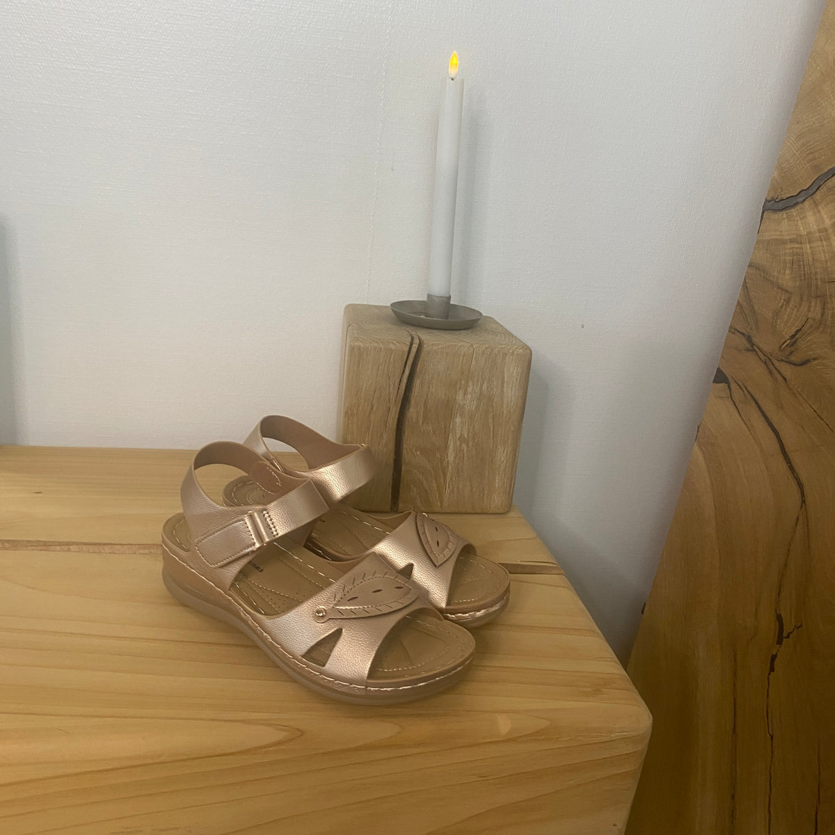 Sandal i Rose Gold – letvægtssandal med feminint udtryk