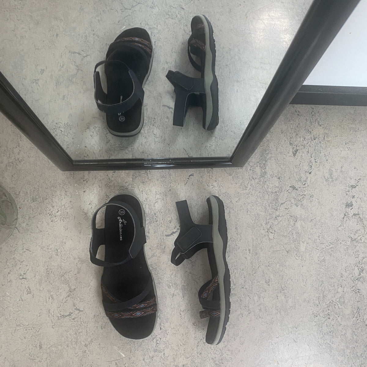 Sort sandal med elastikremme & velcro – klassisk & anvendelig