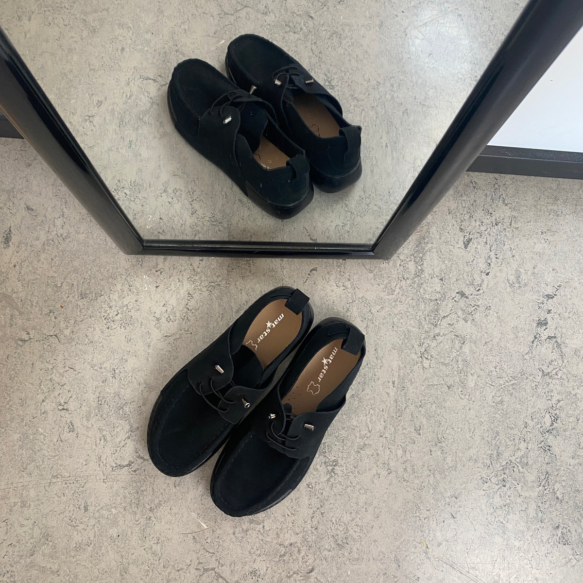 Sort slip-on sko i blød ruskind med fleksibel sål