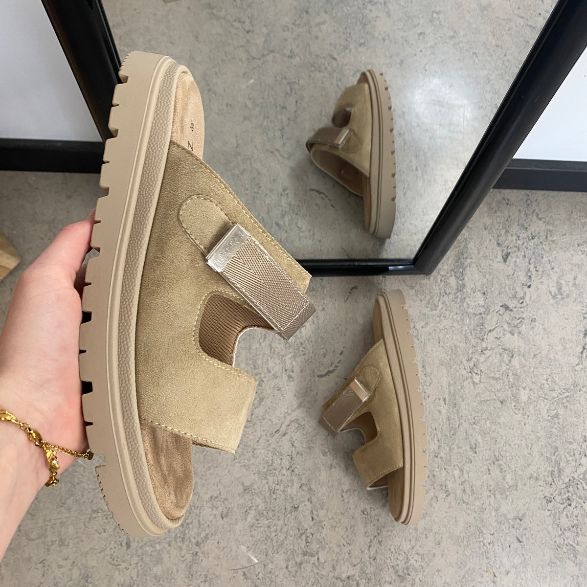 Beige sandal med justerbar rem & blød komfort