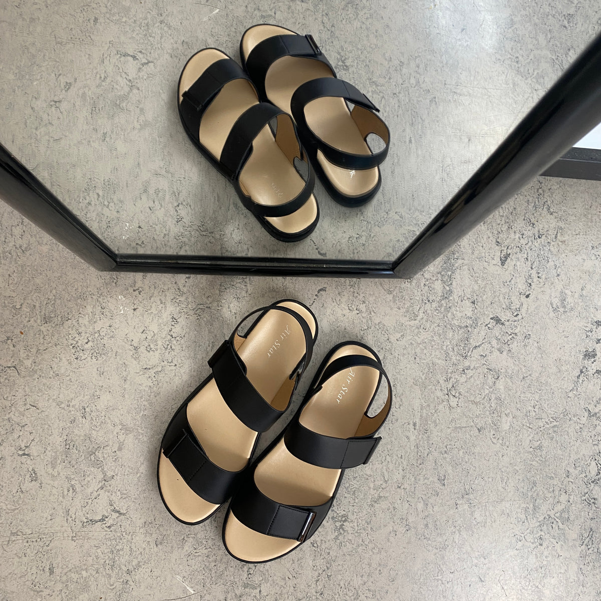 Sort sandal med justerbare remme & blød komfortsål