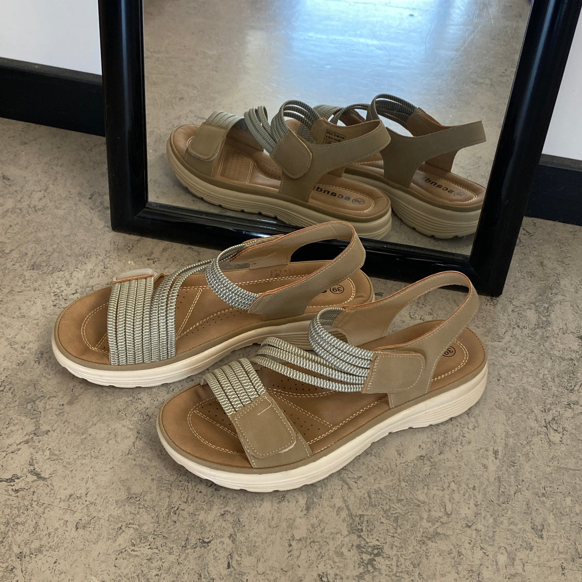 Grøn komfort sandal med elastiske remme – let & støttende