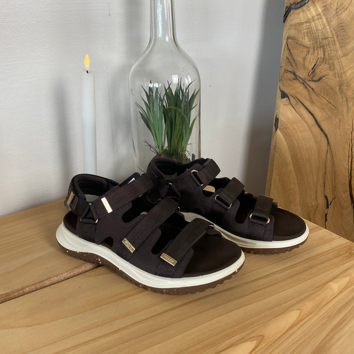 Woden sandal i mørkebrun – justerbar pasform med hælrem
