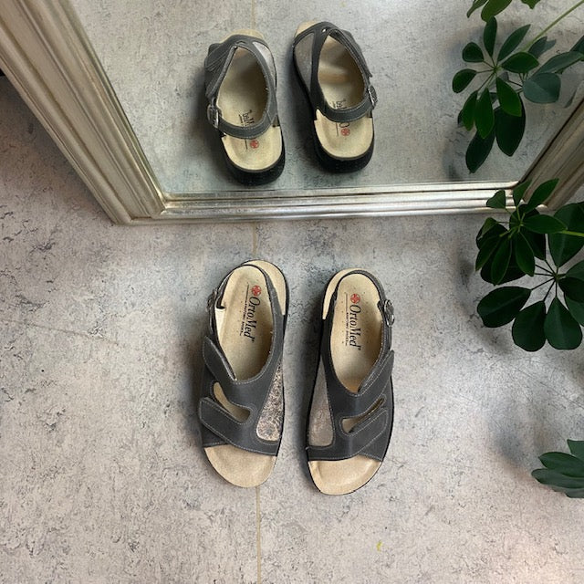 Grå bred skindsandal til knyster