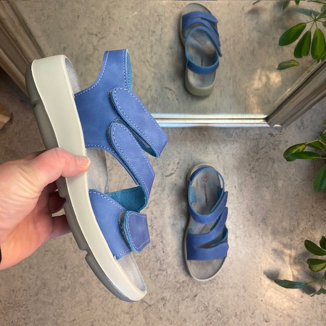 Elegant blå skindsandal med justerbare remme