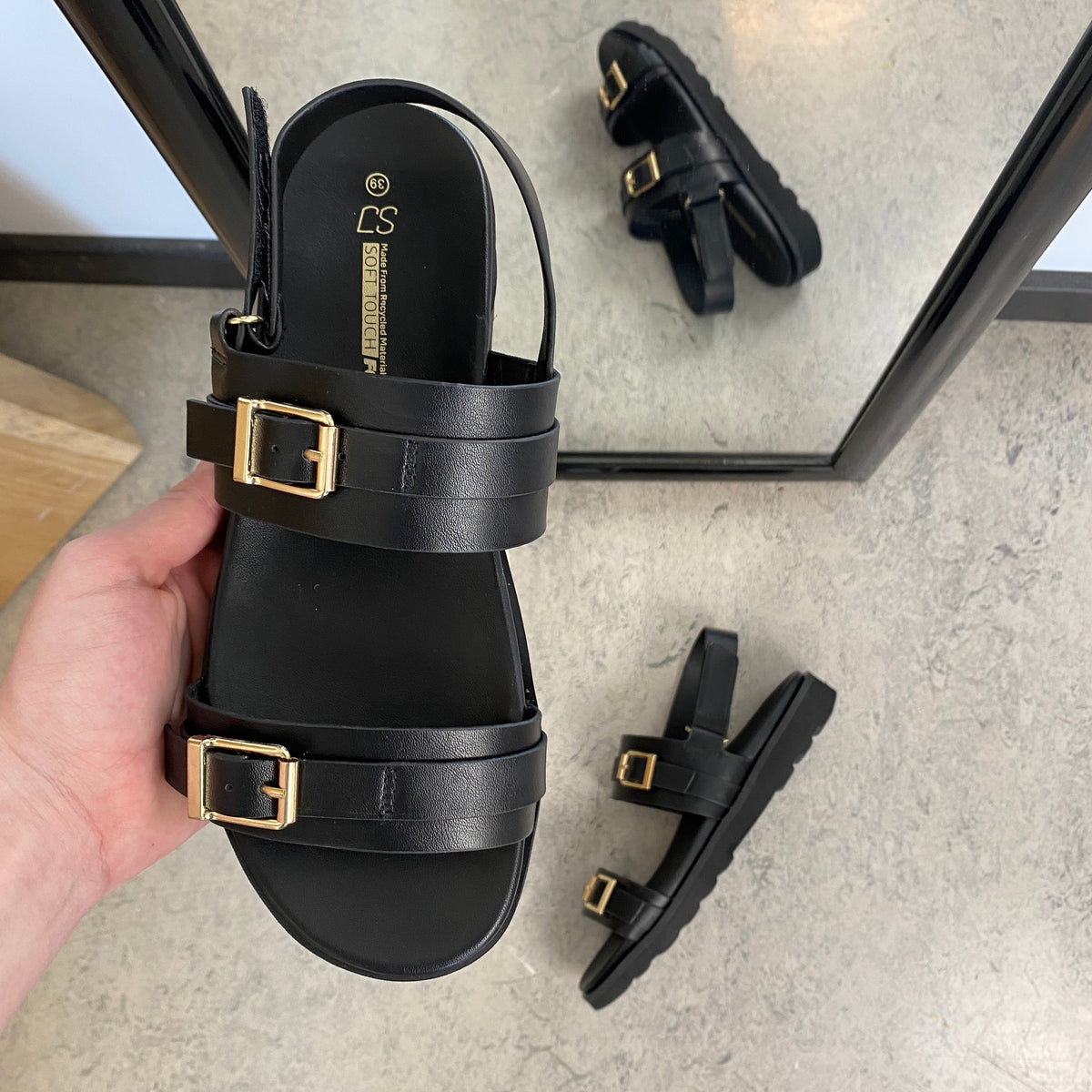 Sort sandal med spænder og hælrem – klassisk model