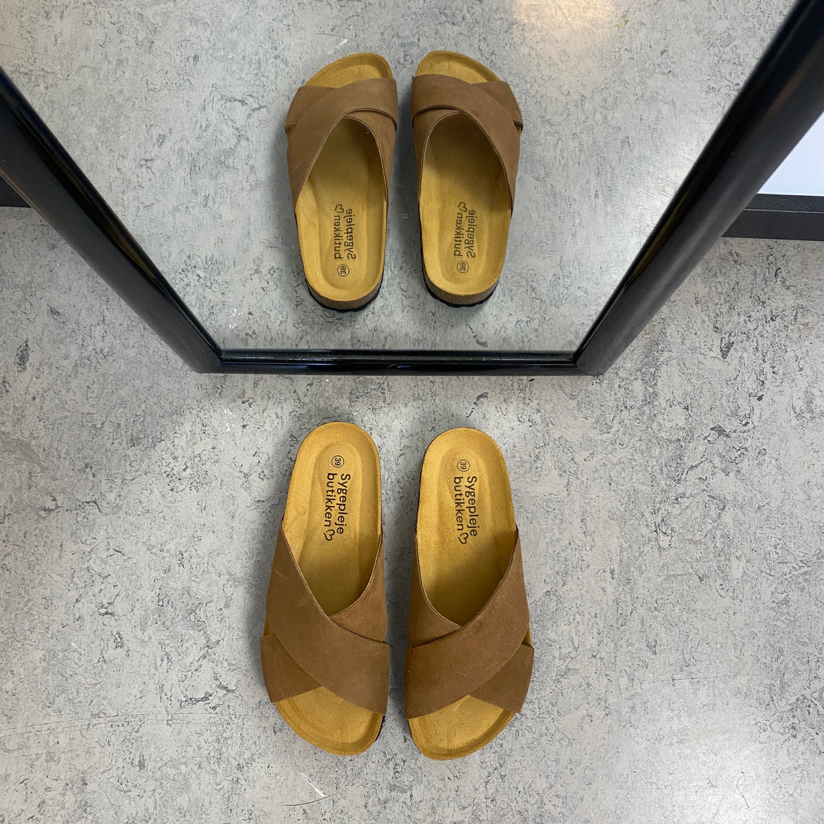 Serraje Roble – brun slip on sandal med krydsremme & komfort