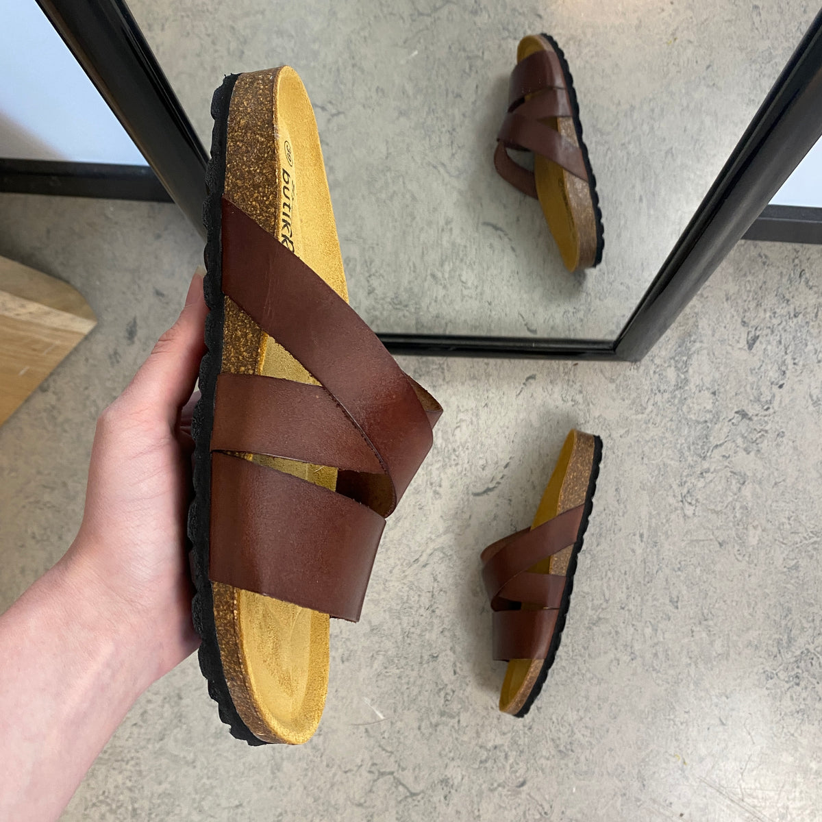 Slip on sandal i brun glat skind med krydsremme – komfort & støtte