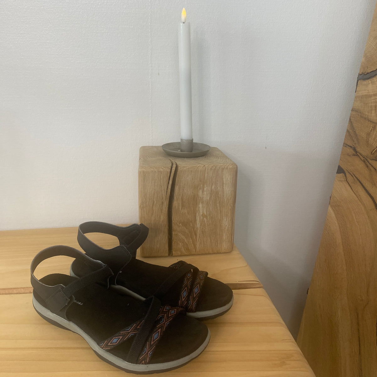 Sort sandal med elastikremme & velcro – klassisk & anvendelig