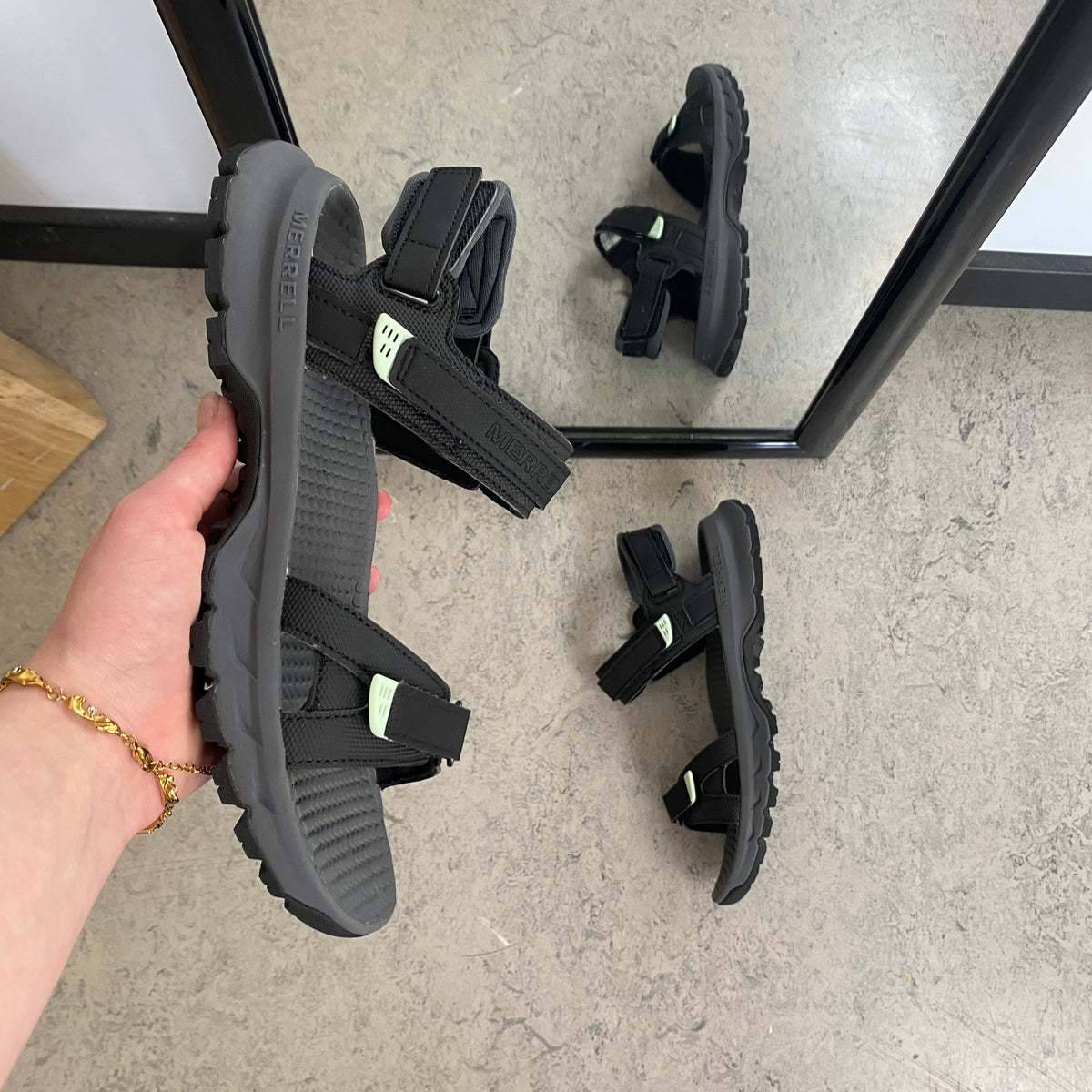 Sort Merrell sandal med stødabsorberende komfort til aktiv hverdag