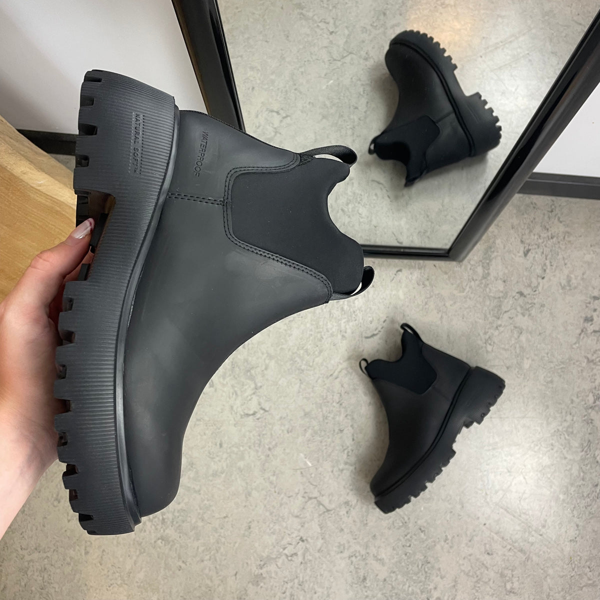 Sort WODEN Isabella Waterproof – gummistøvle med stødabsorberende komfort